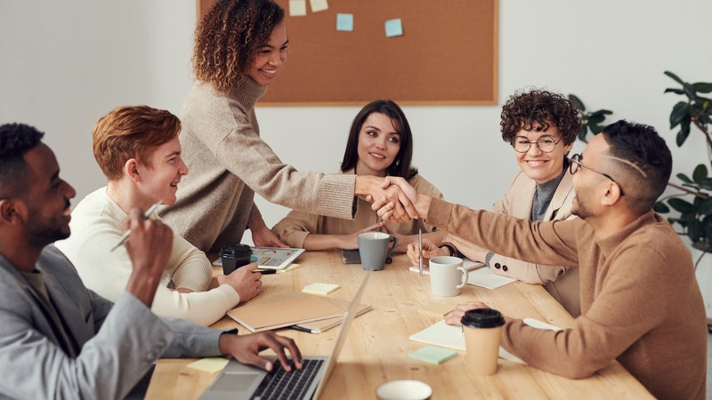 teamwork_samenwerken_tevreden_energie_vrolijk_mensen